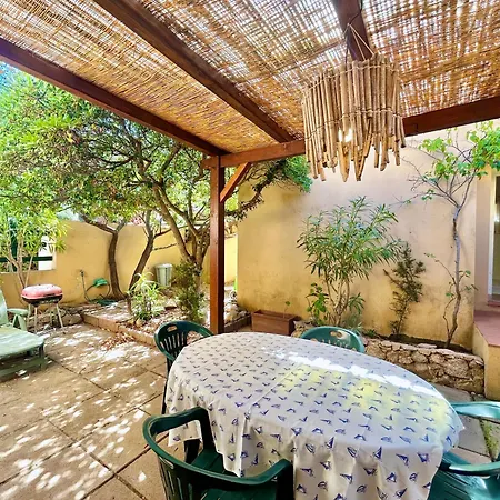 5 Beds With Common Swimming Pool In Apartment