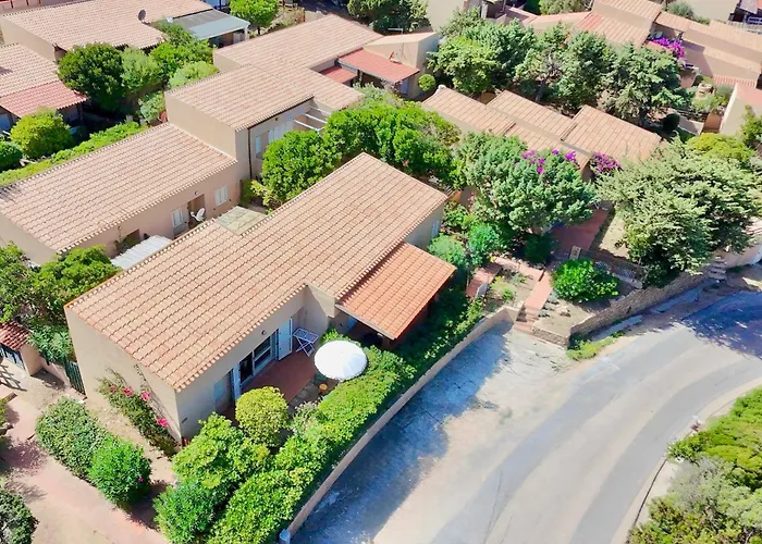 5 Beds With Common Swimming Pool In