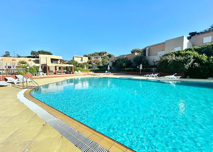 5 Beds With Common Swimming Pool In *